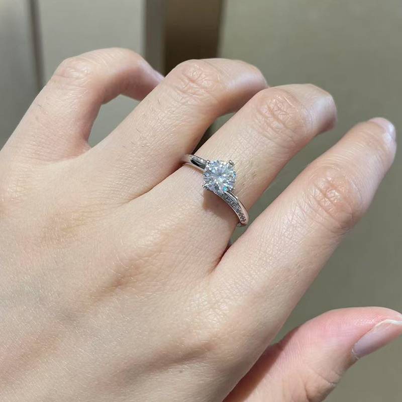 扭臂爱心四爪圆形女戒S925银镀白金定制选款主石莫桑钻1.0ct/副石高碳钻